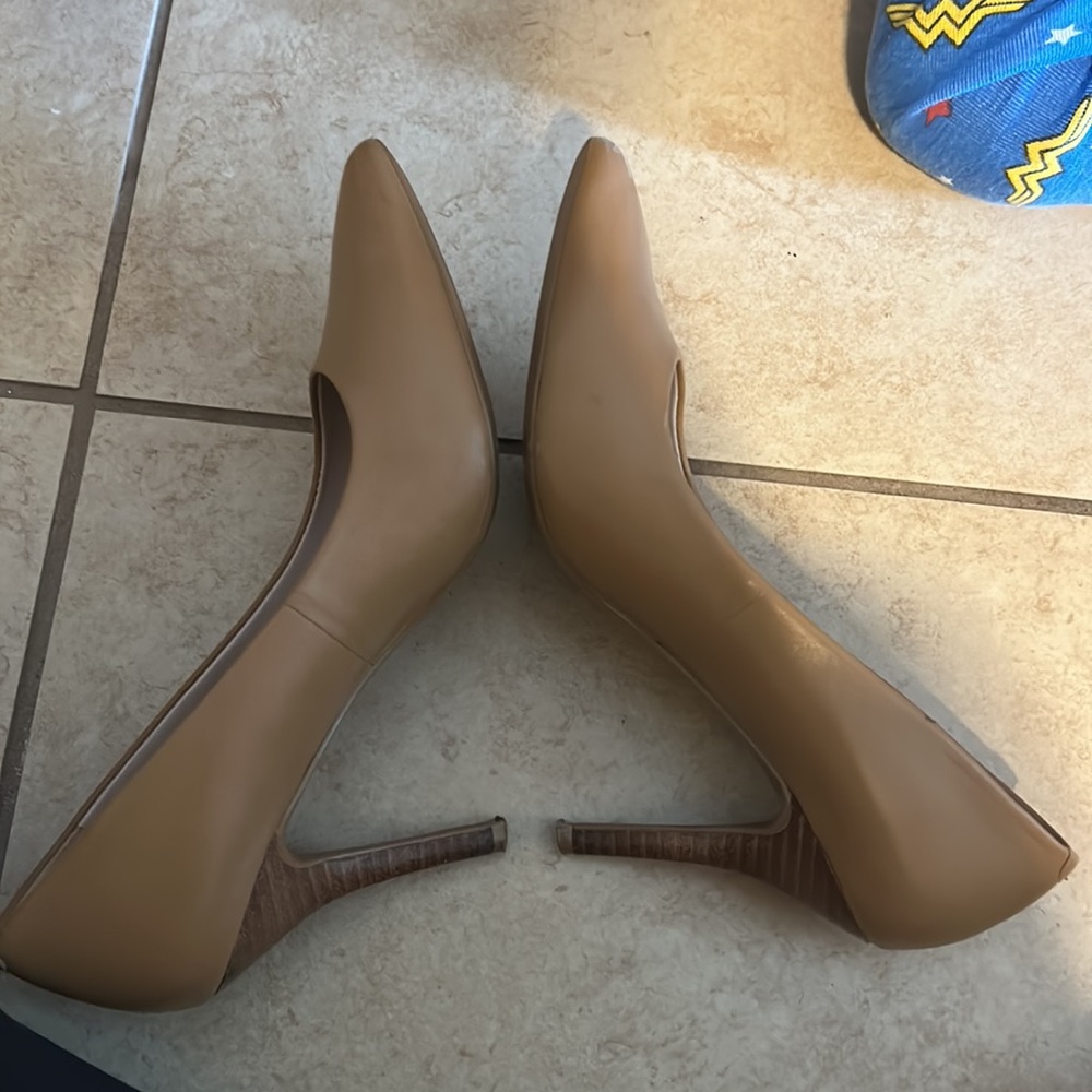 Nine West tan pump